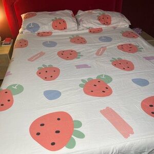 Strawberry Print Bedding Set - with 2 shams